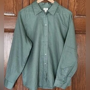 ⭐️bundle 3/$6 
J. Crew Classic Light Green Shirt